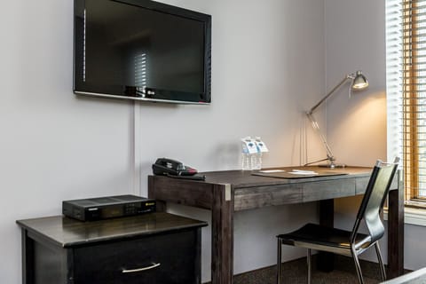 Chambre de La Fontaine | In-room business center