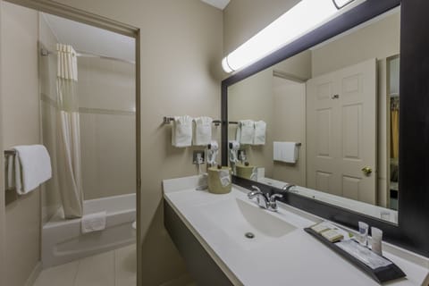 Kitchenette, 1 King Bed, non smoking | Bathroom | Combined shower/tub, free toiletries, hair dryer, towels