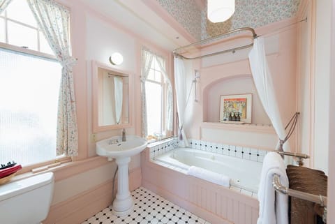 Deluxe Room | Bathroom | Shower, hair dryer, bathrobes, towels