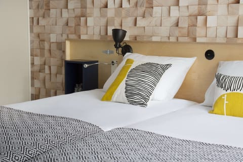 Comfort Room | Premium bedding, in-room safe, desk, blackout drapes