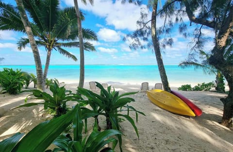 Private beach, white sand, sun loungers, beach towels