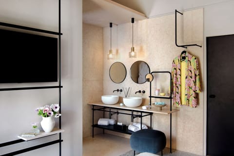 Classic Double Room | Bathroom | Shower, rainfall showerhead, designer toiletries, hair dryer