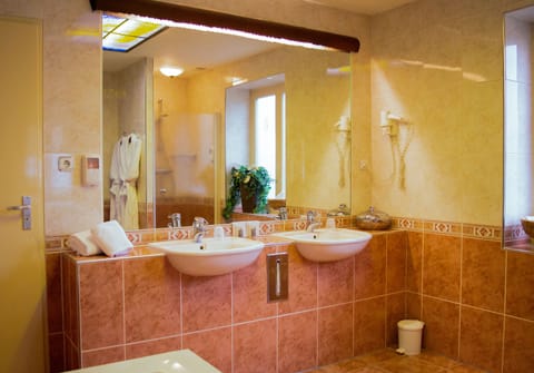 Superior Suite met Bubbelbad | Bathroom | Shower, free toiletries, hair dryer, towels