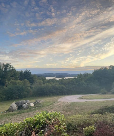 Vue sur le lac et jardin