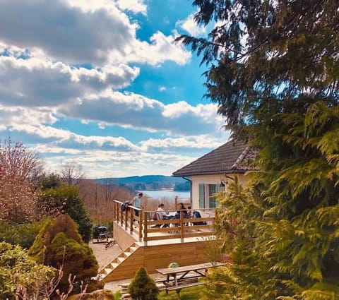 Terrasse avec jacuzzi et vue sur lac
