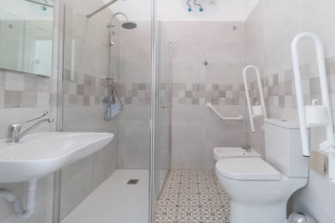 Standard Room | Shared bathroom
