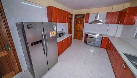 Apartment | Private kitchen | Full-size fridge, microwave, oven, electric kettle
