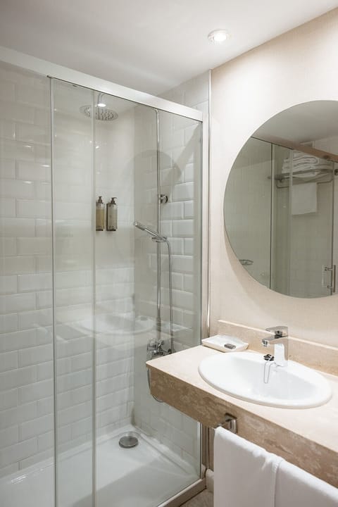 Double Room, Sea View | Bathroom | Combined shower/tub, hair dryer, towels