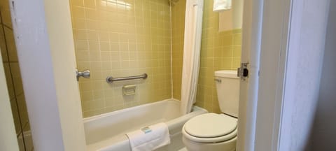 Deluxe Suite with Sea View | Bathroom | Combined shower/tub, hair dryer, towels