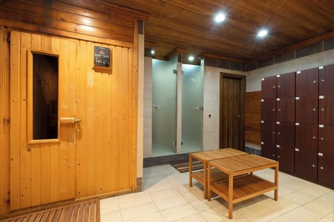 Couples treatment rooms, sauna, spa tub, Turkish bath, body treatments