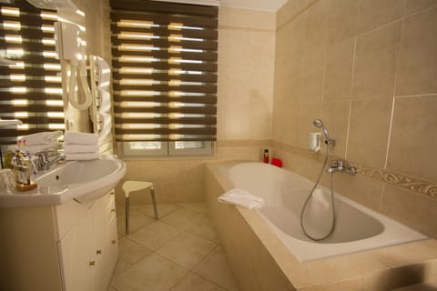 Family Room | Bathroom | Free toiletries, hair dryer, towels