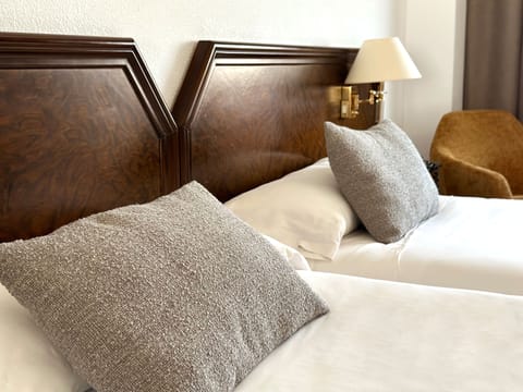 Twin Room | Premium bedding, in-room safe, desk, laptop workspace