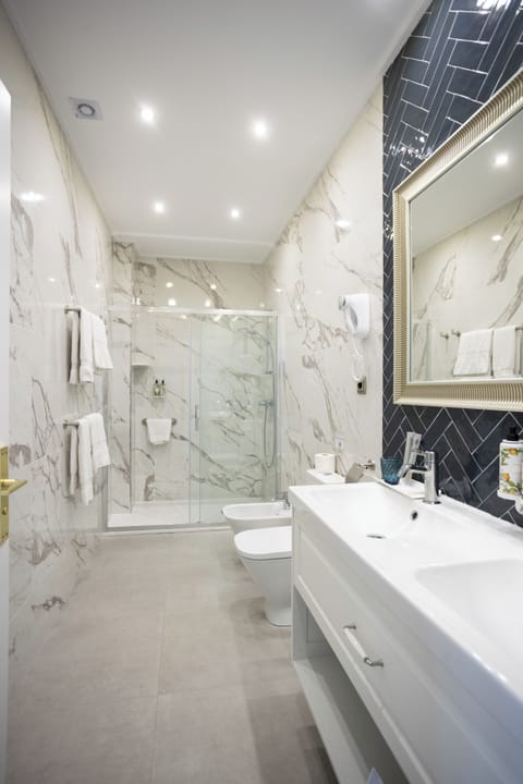 Superior Suite | Bathroom | Free toiletries, hair dryer, towels