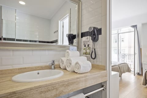 Standard Triple Room | Bathroom | Free toiletries, hair dryer, towels