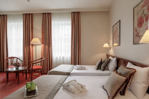 Business Room, 1 Bedroom, Non Smoking | Hypo-allergenic bedding, minibar, in-room safe, desk