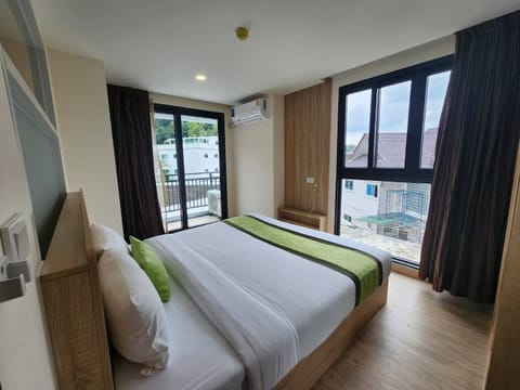 Deluxe Suite | In-room safe, desk, iron/ironing board, free WiFi