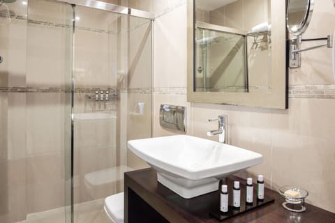 Junior Suite | Bathroom | Hair dryer, bathrobes, slippers, towels