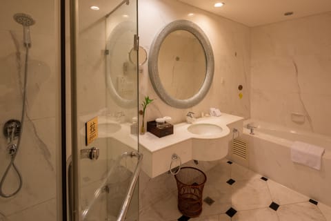 Executive Room, River View | Bathroom | Free toiletries, hair dryer, bathrobes, slippers