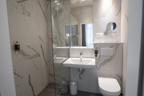 Triple Room | Bathroom | Free toiletries, hair dryer, slippers, towels