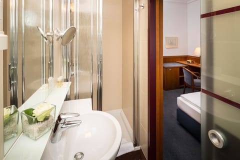 Standard Double or Twin Room, City View | Bathroom | Shower, free toiletries, hair dryer, towels