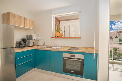 Comfort Apartment | Private kitchen | Fridge, microwave, oven, stovetop