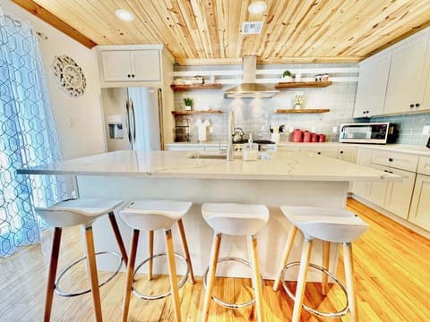 Fuel your lake days with effortless meals and spirited talks here.