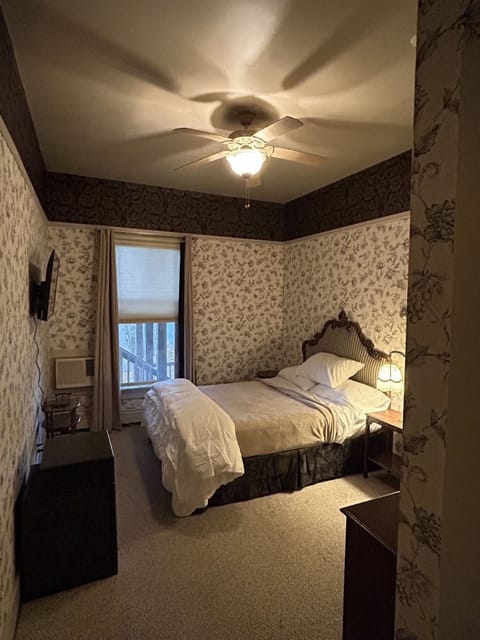 Classic Room, 1 Queen Bed | Free WiFi