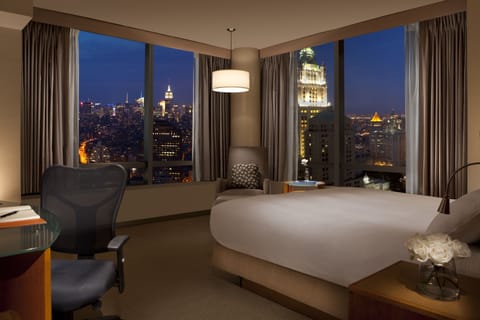 Premier Room, 1 King Bed, City View | Premium bedding, pillowtop beds, in-room safe, desk