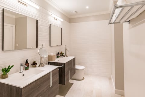 Deluxe Villa | Bathroom | Shower, rainfall showerhead, hair dryer, towels