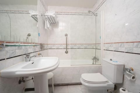 Classic Twin Room | Bathroom | Combined shower/tub, free toiletries, hair dryer, bidet