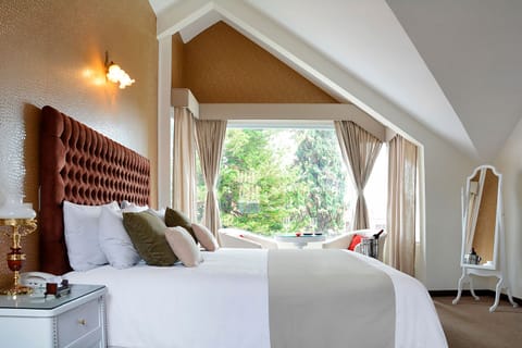 Deluxe Suite | Premium bedding, down comforters, Select Comfort beds, minibar