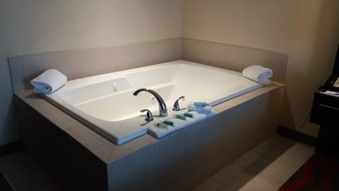 Standard Room, 1 King Bed, Jetted Tub | Jetted tub