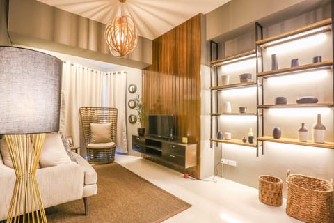 Luxury Condo, 1 Bedroom, Non Smoking, Beach View | Living area
