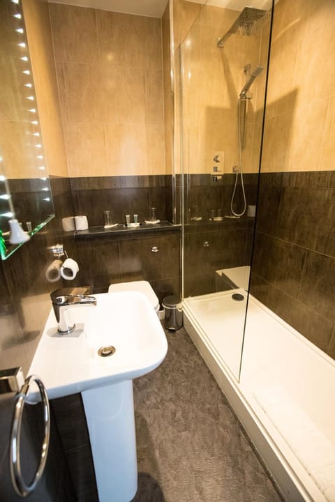 Combined shower/tub, free toiletries, hair dryer, towels