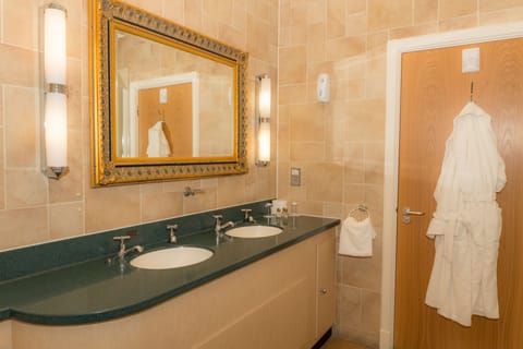 Penthouse with 2 Balconies with View (Emperor Hadrian) | Bathroom | Combined shower/tub, free toiletries, hair dryer, towels