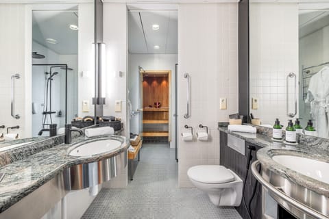 Junior Suite renovated | Bathroom | Hair dryer, bidet, towels, soap