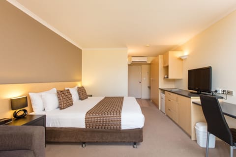 Deluxe King Room | Minibar, desk, iron/ironing board, free WiFi