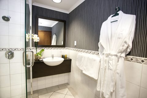 XDeluxe Room | Bathroom | Shower, free toiletries, hair dryer, towels