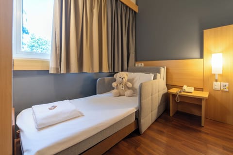 Standard Room, 1 Double Bed with Sofa bed | Minibar, desk, free WiFi, bed sheets