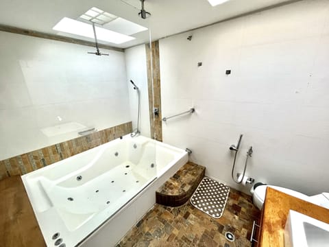 Superior Quadruple Room | Bathroom | Shower, towels