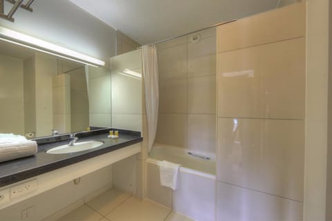 Classic Apartment, 1 Bedroom | Bathroom | Combined shower/tub, towels