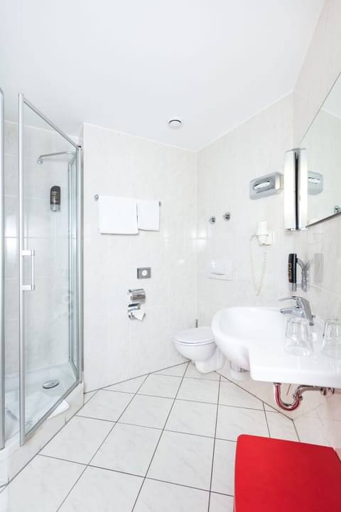 Standard Double or Twin Room | Bathroom | Shower, free toiletries, towels