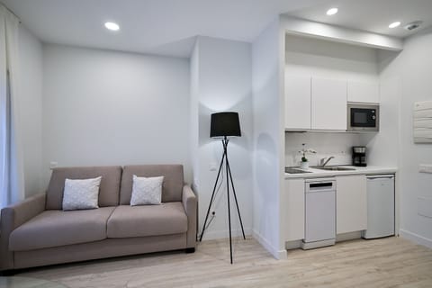 Executive Suite, 1 Queen Bed, Accessible | Private kitchen | Fridge, microwave, stovetop, dishwasher