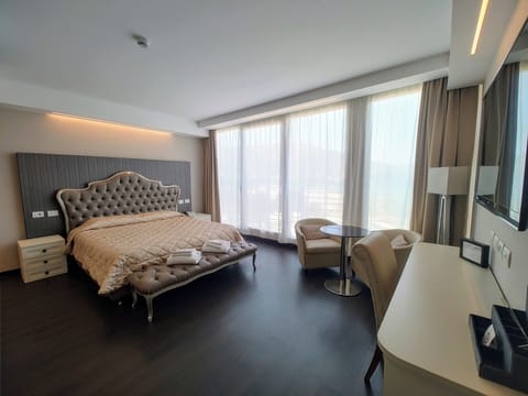 Junior Suite, 1 Queen Bed | Hypo-allergenic bedding, pillowtop beds, minibar, in-room safe