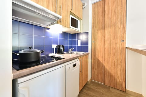 Studio 4 people - 1 sleeping alcove - Terrace - Air conditioned | Private kitchenette | Fridge, microwave, stovetop, dishwasher