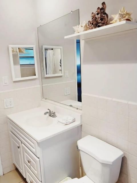 Studio | Bathroom | Combined shower/tub, hair dryer, towels, soap