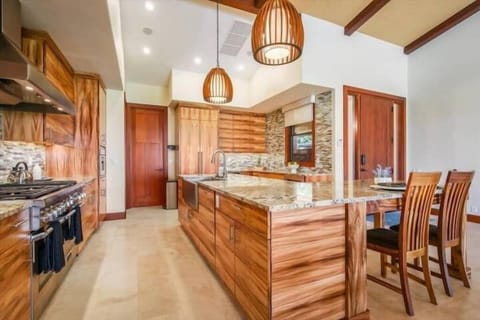 (10)Fully Stocked Chefs Kitchen