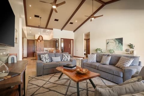 (4)Living Room With Seating for 8