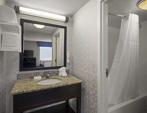 Studio (2 Queen, 1 Sofabed) | Bathroom | Combined shower/tub, free toiletries, hair dryer, towels