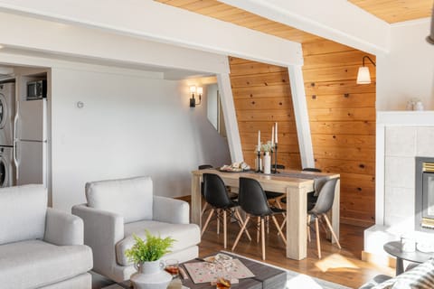 Living room with comfortable seating and a fireplace (Tahoe B).